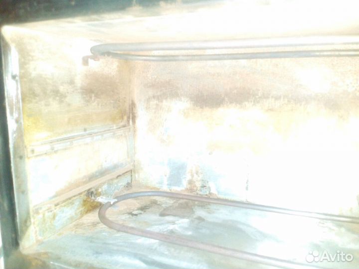 Печь электрическая, сильно загрязнена, рабочая