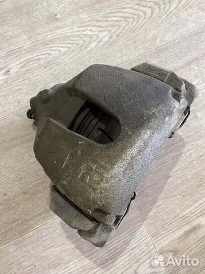 Суппорт передний правый Ford Focus 3