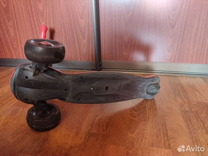 Самокат со светящимися колесами и музыкой