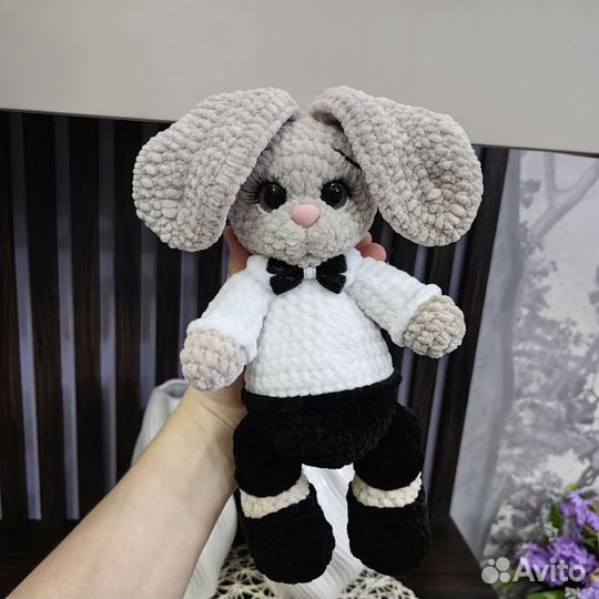 Плюшевый вязаный зайка