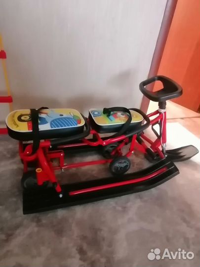 Снегокат с ручкой и колесами двухместный