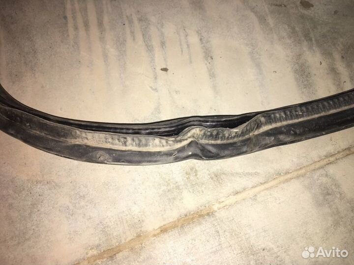 Уплотнитель двери багажника Skoda Yeti 1.2 CBZ