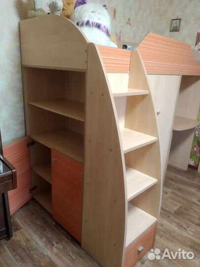 Детская кровать со столом и шкафом