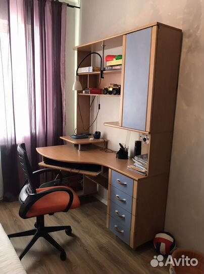 Компьютерный стол и кресло