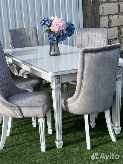 Стол и стулья