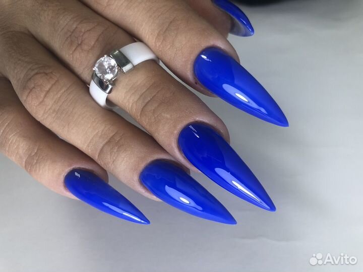 Мастер маникюра в салоне