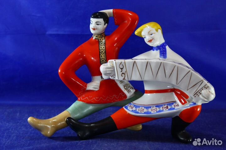 Фарфopoвая cтатуэтка Русский тaнец перeпляс