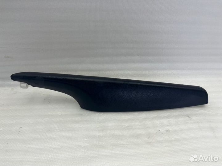 Подлокотник обшивки передний левый Toyota Camry