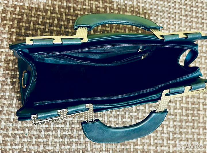 Красивая новая женская сумочка