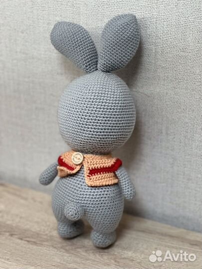 Вязаная игрушка Зайка