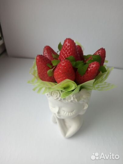 Клубничный подарок в милом кашпо