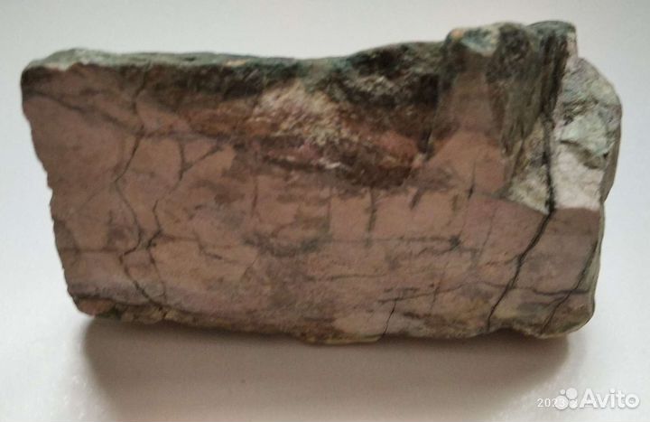 Камень родонит