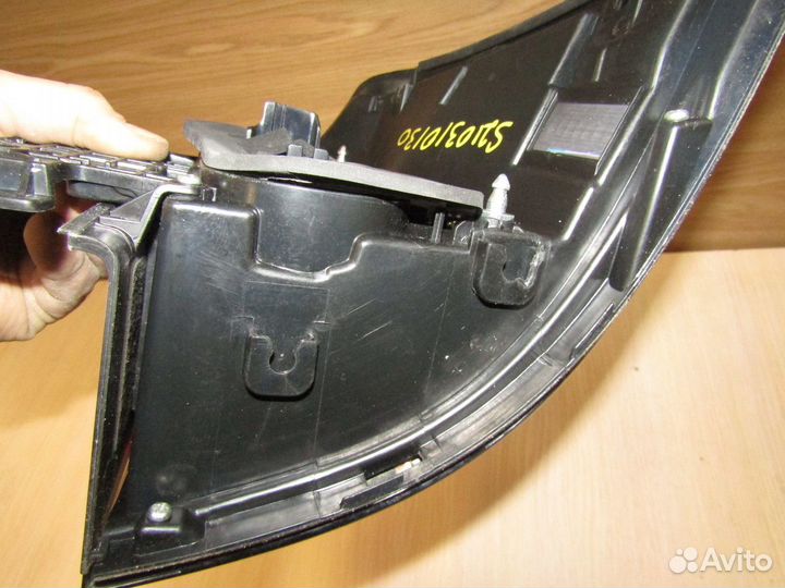 Фонарь задний наружный левый Toyota Land Cruiser