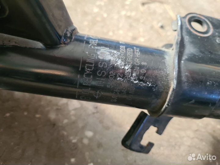 Амортизатор подвески передний Nissan X-Trail T31