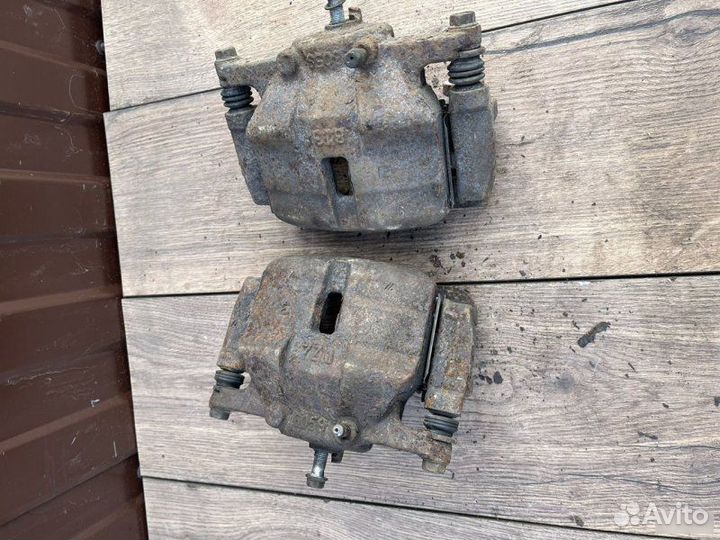 Тормозной суппорт передний Nissan Qashqai J10 1.6