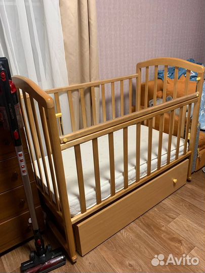 Детская кроватка с маятником и ящиком