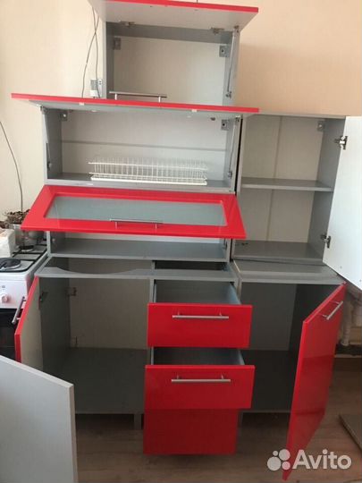 Столешница вырезана под мойку и варочную панель