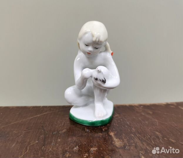 Фигурка фарфор девочка с голубем лфз СССР