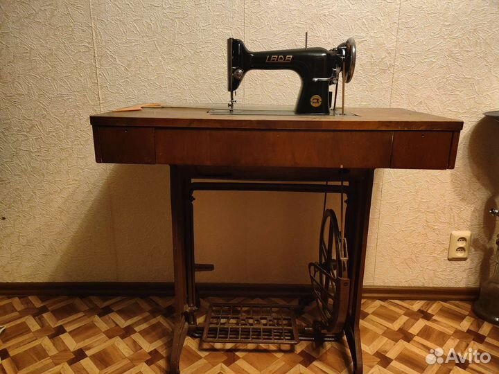 Швейная машинка LADA 121