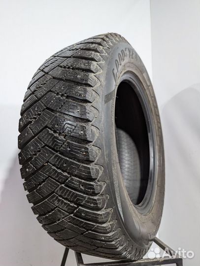 Goodyear UltraGrip Ice Arctic SUV 235/65 R17