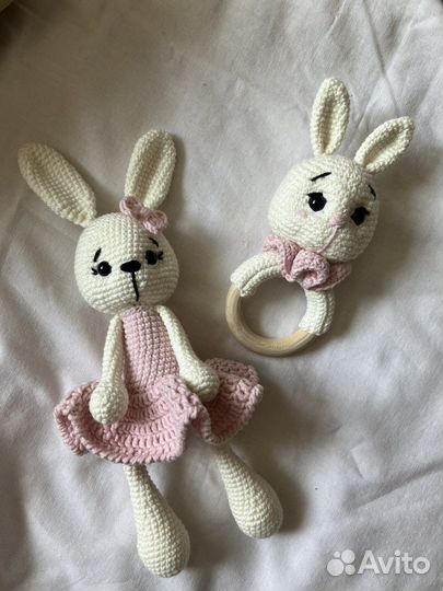 Набор Вязаная игрушка и погремушка зайка/мишка