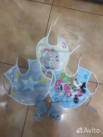 Слюнявчики непромокаемые и варежки