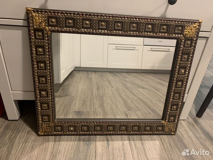 Зеркало в деревянной раме 62 * 51 см