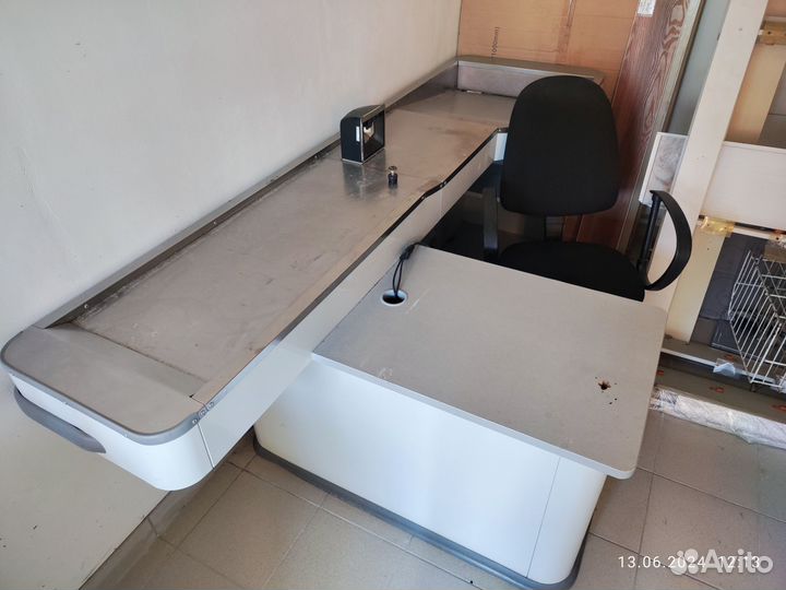 Стол кассовой зоны и витрины стеллажи