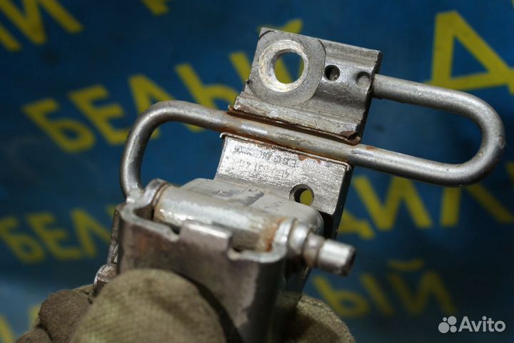 Петля двери передняя левая Volkswagen Passat B5+