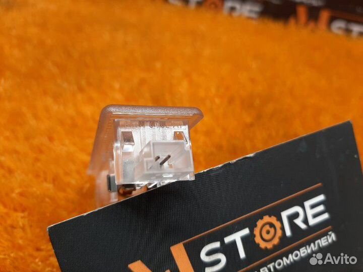 Плафон освещения задний правый Land Rover Range