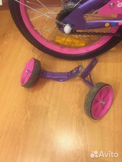 Детский велосипед с дополнительными колесами