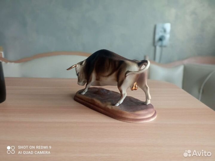 Фарфоровая статуэтка бык