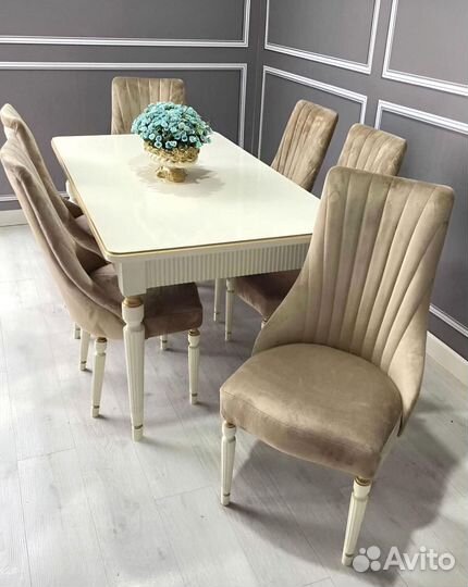 Стол и стулья в гостиную