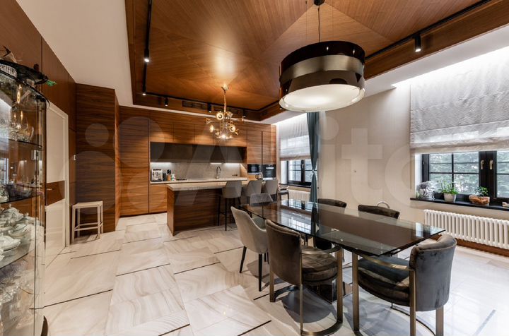 Коттедж 700 м² на участке 32 сот.