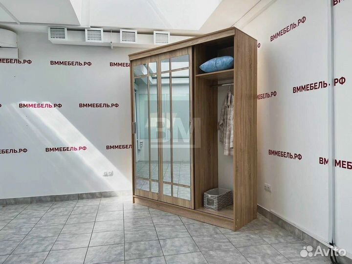 Шкаф с зеркалами, большой вместительный