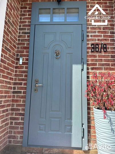 Дверь входная в коттедж со стеклом