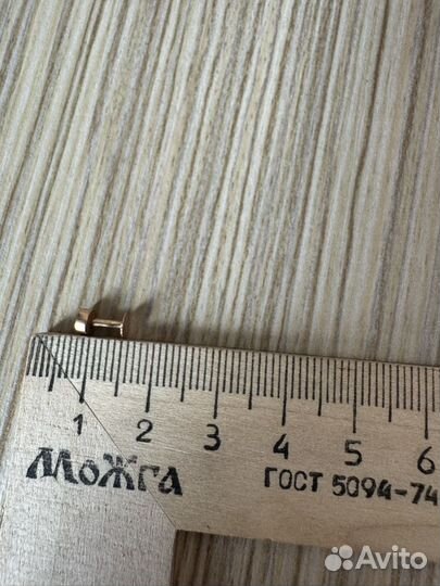 Пирсинг в ухо золотой