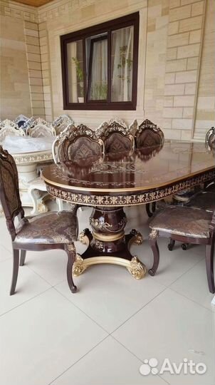 Большой обеденный стол