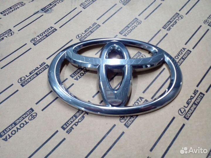 Эмблема передняя Toyota Land Cruiser 200 до 2012г