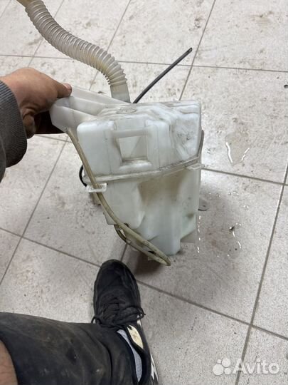 Бачек омывателя rav4 30