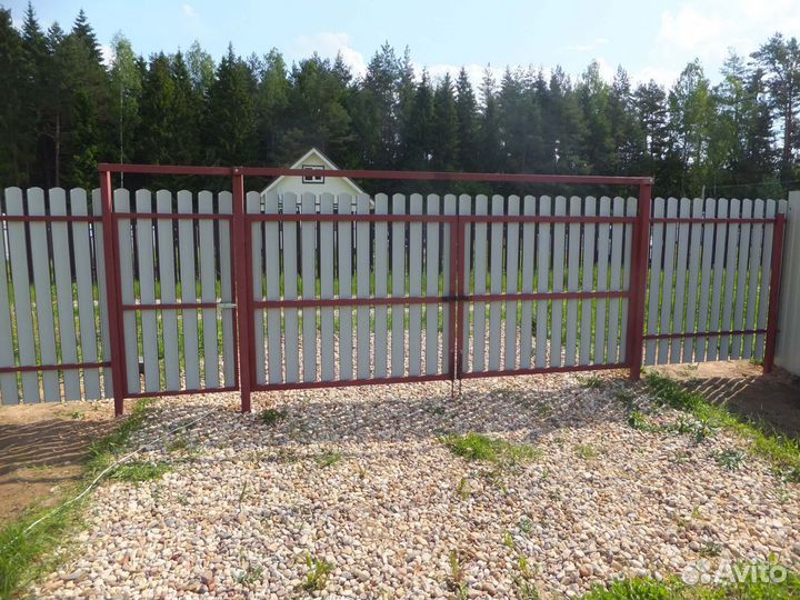 Заборы из евроштакетника с калиткой