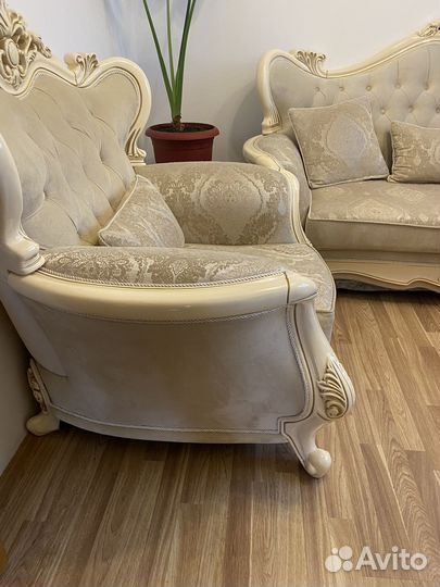 Диван и два кресла, журнальный столик