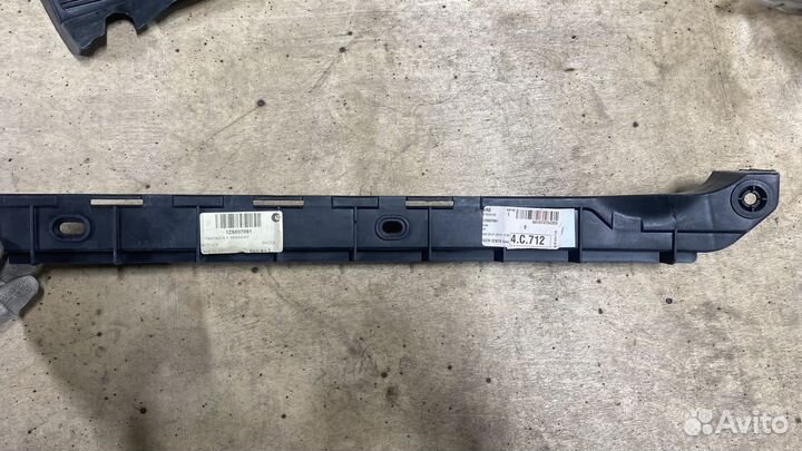 Кронштейн заднего бампера Skoda Octavia 1z5807861