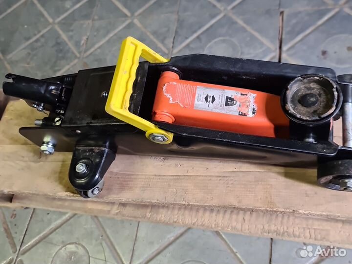 Домкрат подкатной 2 т Ермак