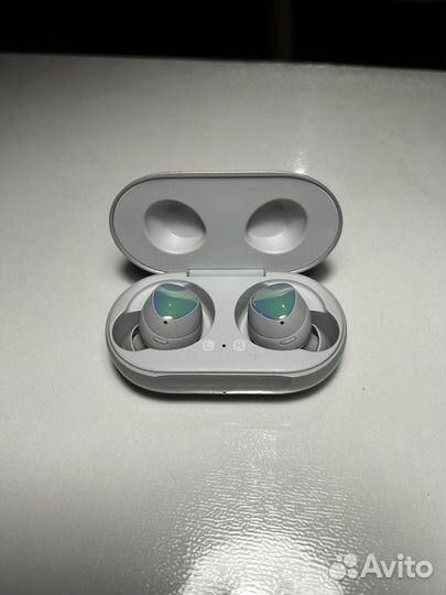 Беспроводные наушники samsung buds