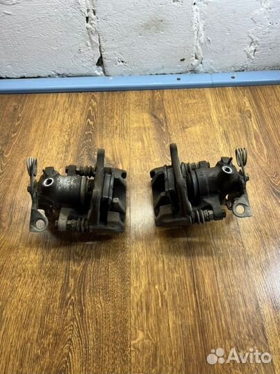 Суппорт тормозной задний левый Volkswagen Passat