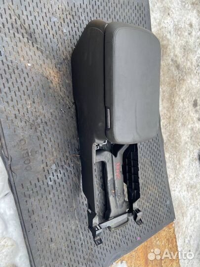 Центральный бардачок,Подлокотник Toyota Crown S200