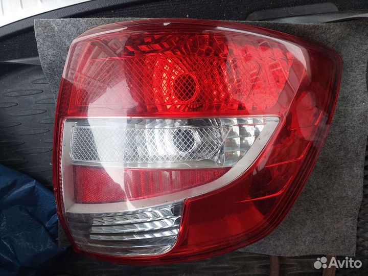 Задний правый фонарь гранта седан