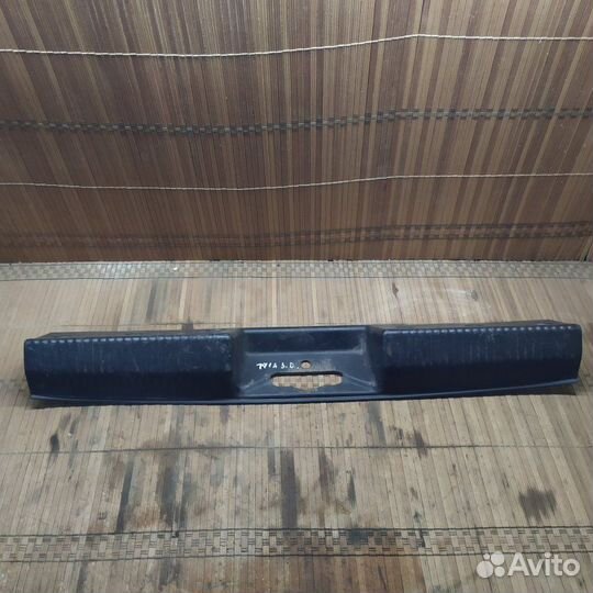 Накладка замка багажника Ford Focus 1 седан 2.0