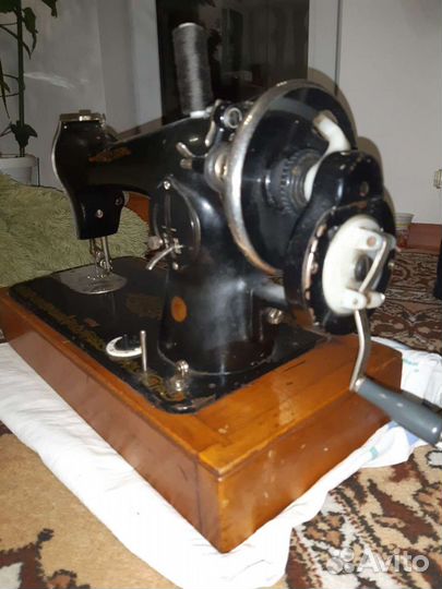 Продам машинку швейную электрическую